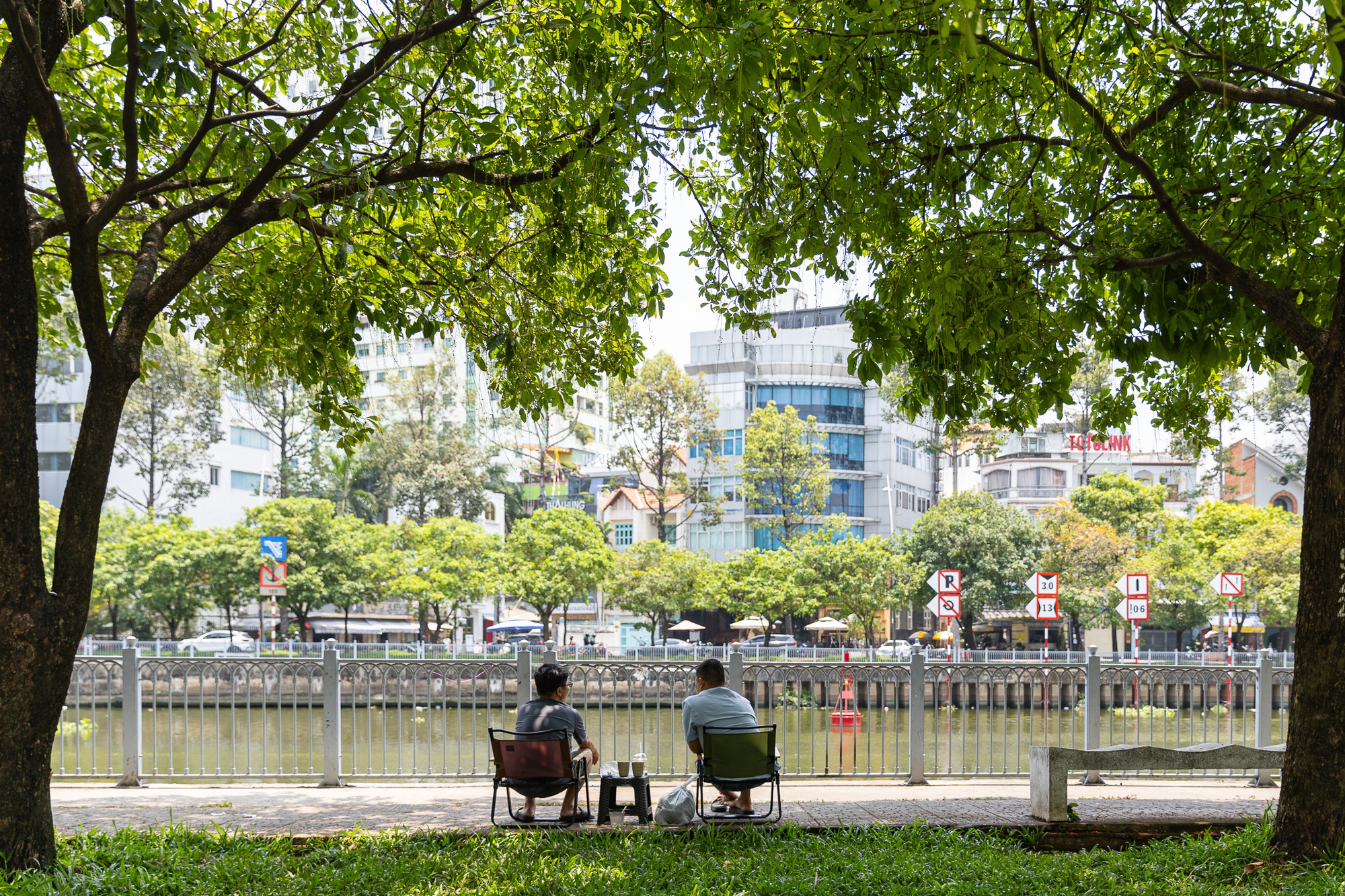 To&agrave;n cảnh TP.HCM trong đợt nắng n&oacute;ng đỉnh điểm: T&agrave;i xế c&ocirc;ng nghệ kể chuyện &ldquo;r&aacute;t mặt như bị tạt muối&rdquo;- Ảnh 6.
