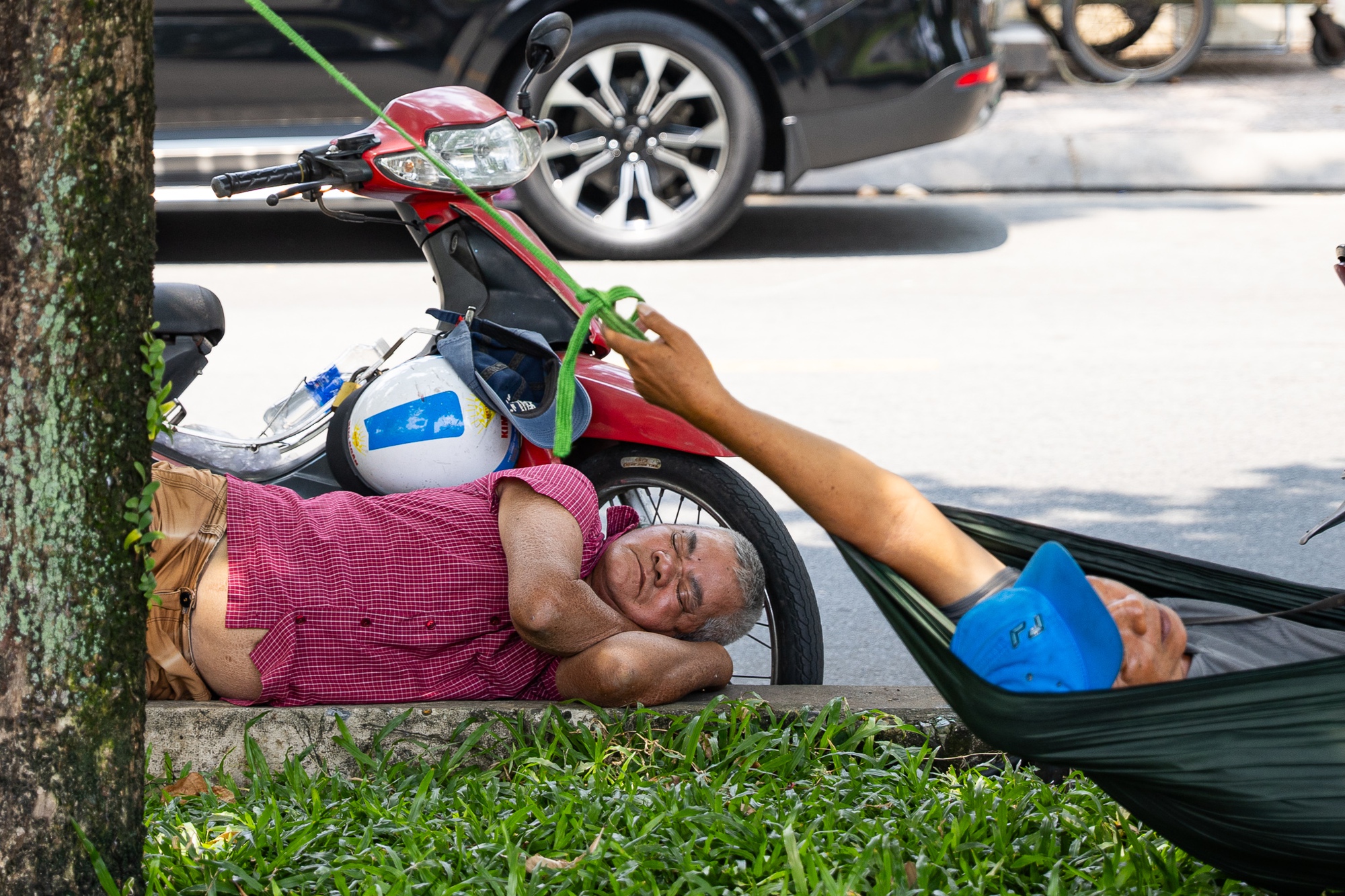 To&agrave;n cảnh TP.HCM trong đợt nắng n&oacute;ng đỉnh điểm: T&agrave;i xế c&ocirc;ng nghệ kể chuyện &ldquo;r&aacute;t mặt như bị tạt muối&rdquo;- Ảnh 11.