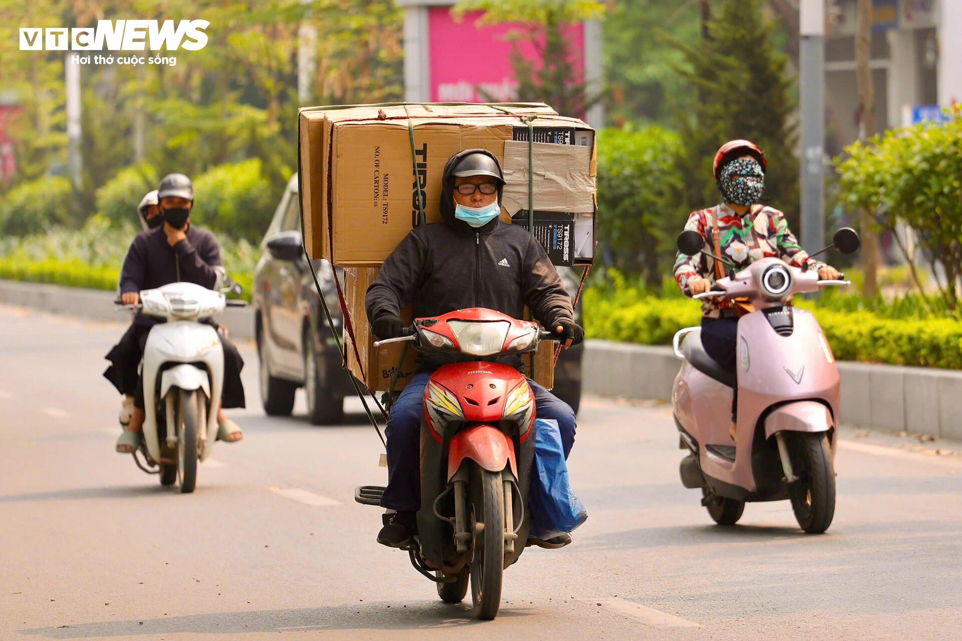 Người H&agrave; Nội đối ph&oacute; với nắng n&oacute;ng gay gắt đầu năm 2026 - Ảnh 1.