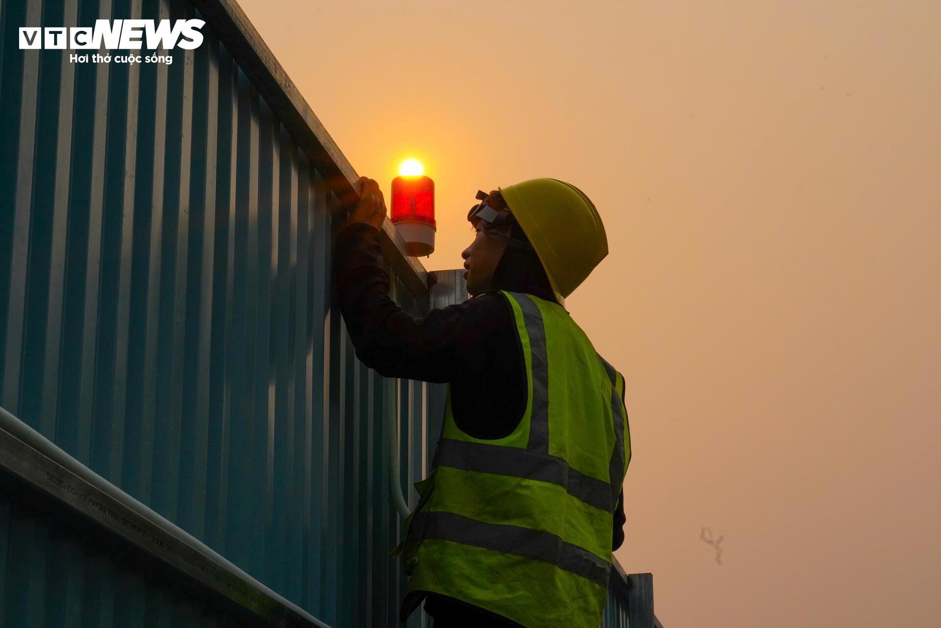 Người H&agrave; Nội đối ph&oacute; với nắng n&oacute;ng gay gắt đầu năm 2026 - Ảnh 10.