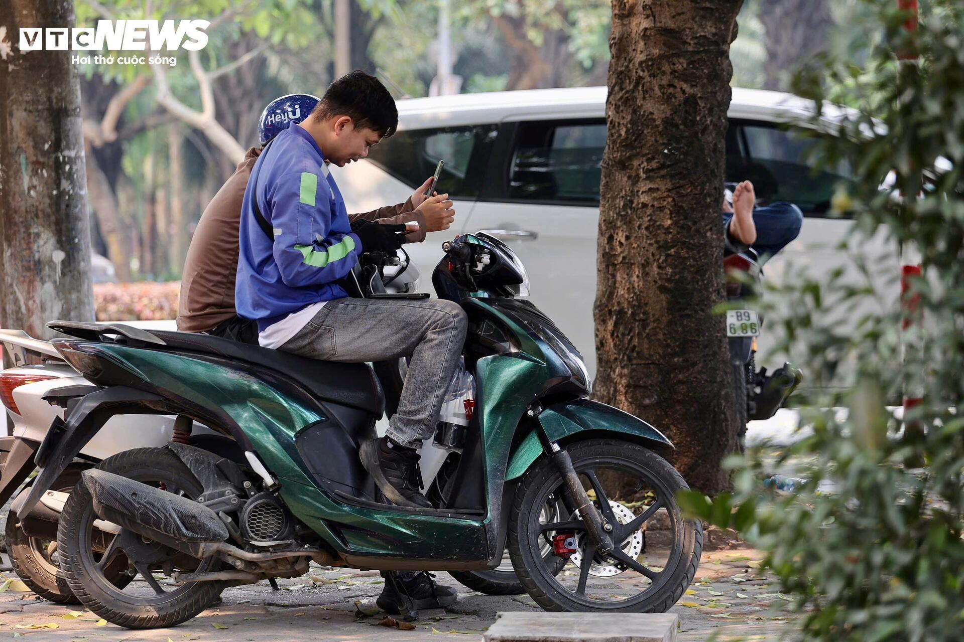 Người H&agrave; Nội đối ph&oacute; với nắng n&oacute;ng gay gắt đầu năm 2026 - Ảnh 11.