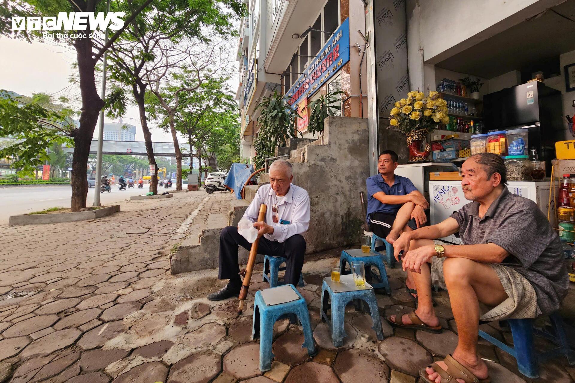 Người H&agrave; Nội đối ph&oacute; với nắng n&oacute;ng gay gắt đầu năm 2026 - Ảnh 12.