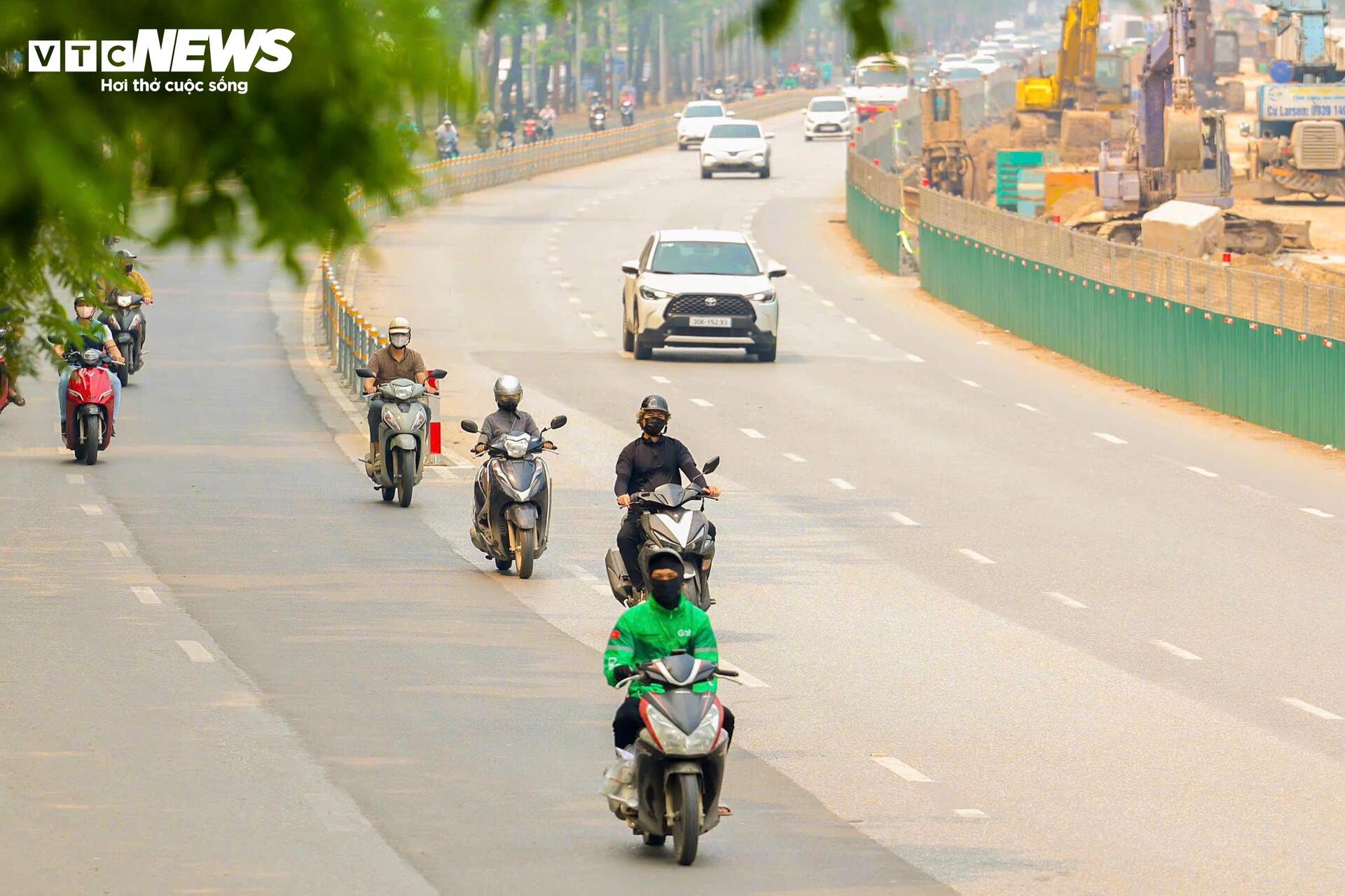 Người H&agrave; Nội đối ph&oacute; với nắng n&oacute;ng gay gắt đầu năm 2026 - Ảnh 2.