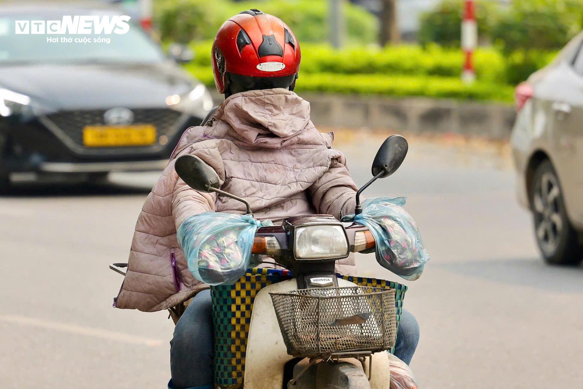 Người H&agrave; Nội đối ph&oacute; với nắng n&oacute;ng gay gắt đầu năm 2026 - Ảnh 3.