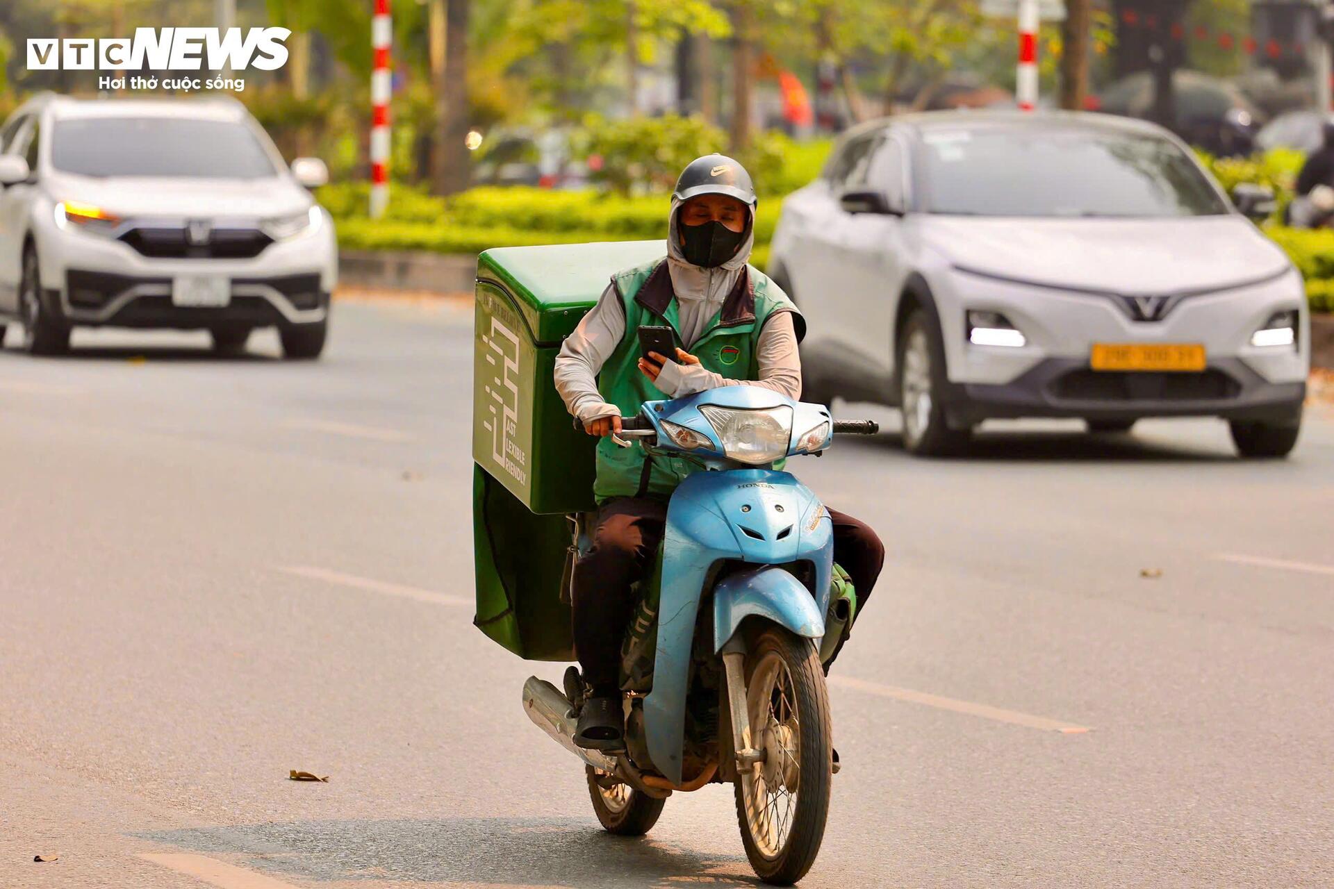 Người H&agrave; Nội đối ph&oacute; với nắng n&oacute;ng gay gắt đầu năm 2026 - Ảnh 4.