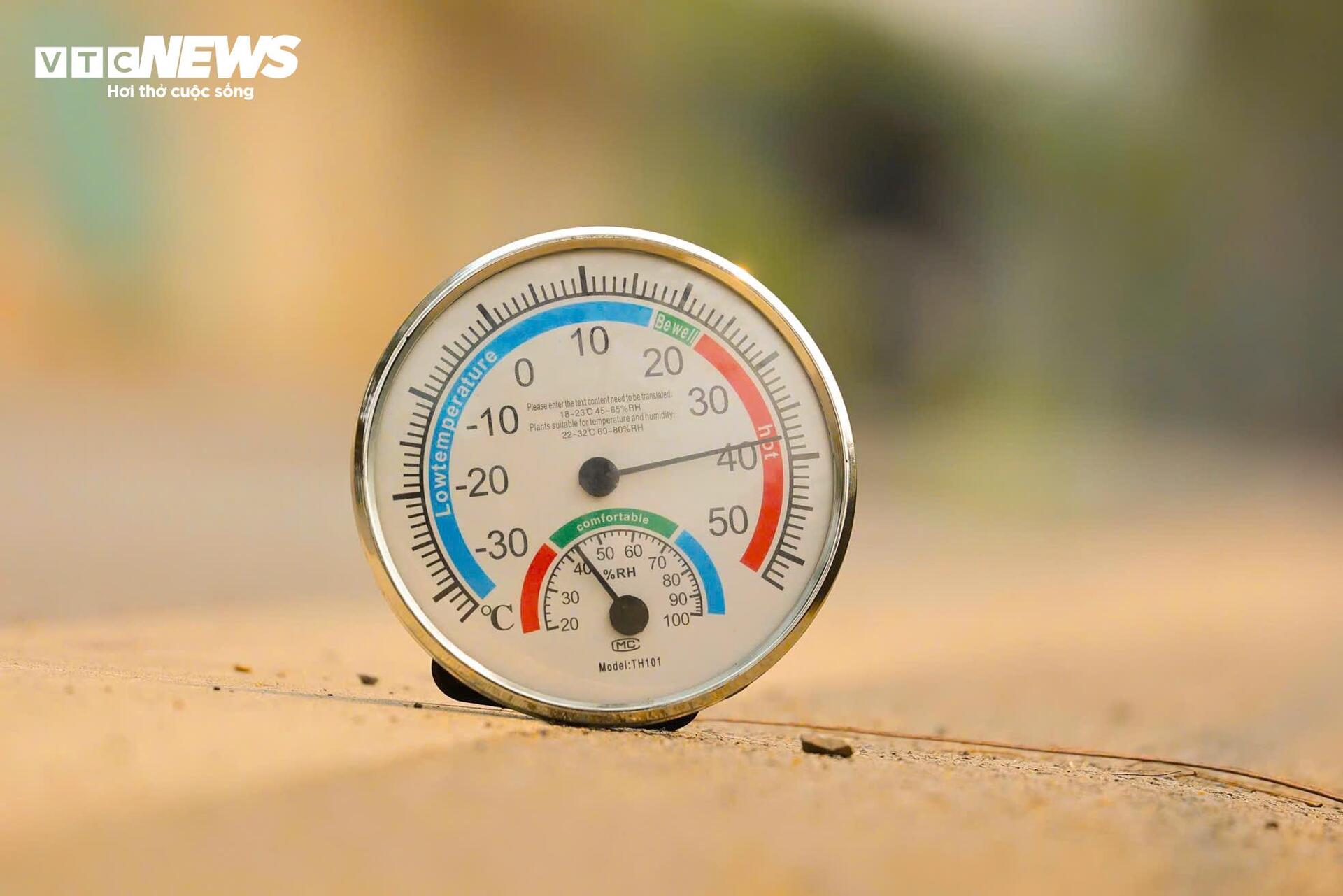 Người H&agrave; Nội đối ph&oacute; với nắng n&oacute;ng gay gắt đầu năm 2026 - Ảnh 5.