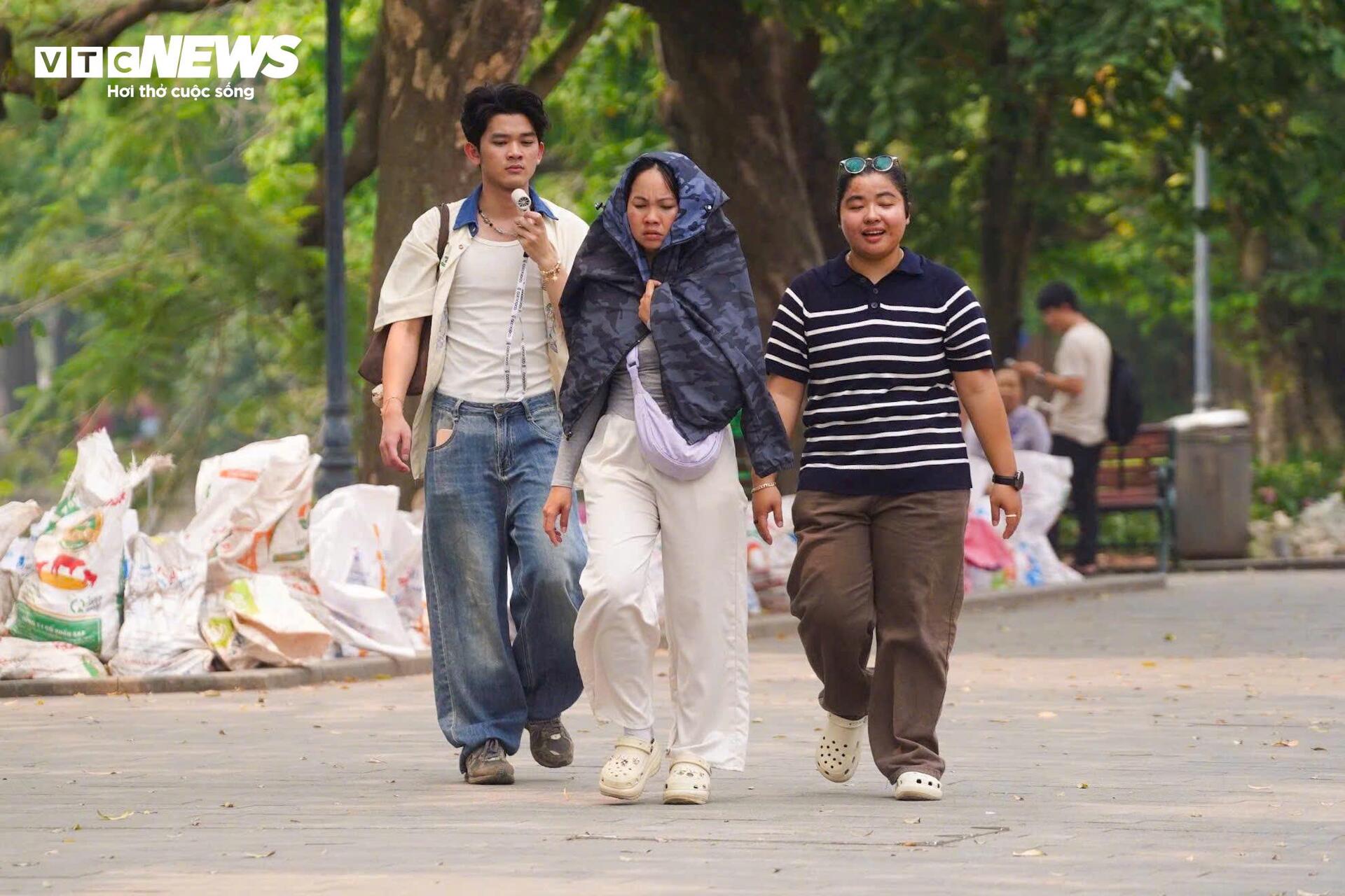 Người H&agrave; Nội đối ph&oacute; với nắng n&oacute;ng gay gắt đầu năm 2026 - Ảnh 6.
