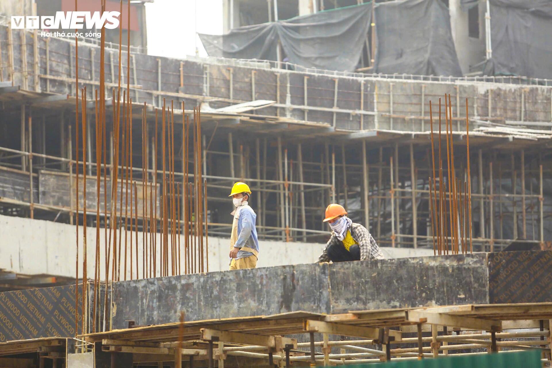 Người H&agrave; Nội đối ph&oacute; với nắng n&oacute;ng gay gắt đầu năm 2026 - Ảnh 7.