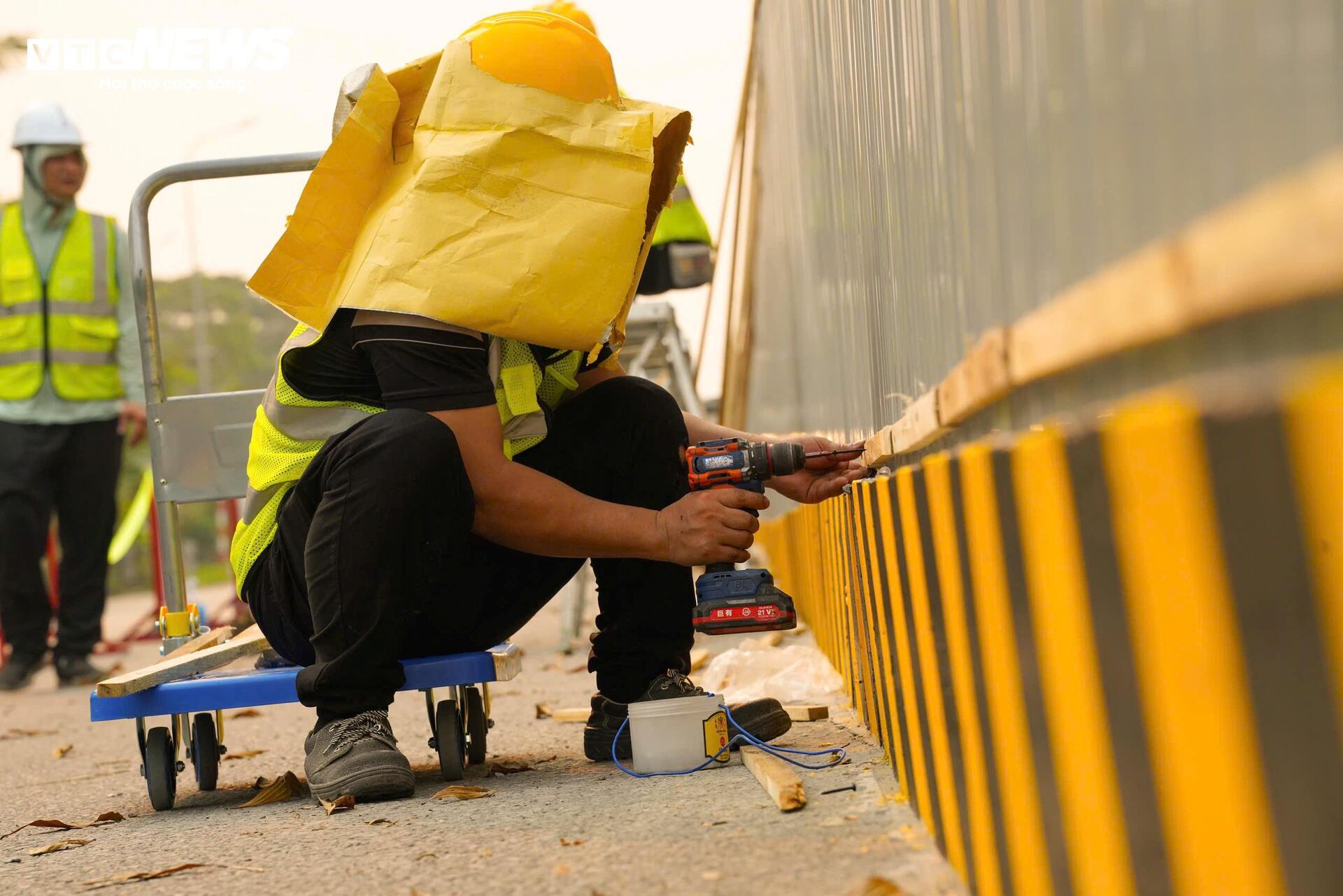 Người H&agrave; Nội đối ph&oacute; với nắng n&oacute;ng gay gắt đầu năm 2026 - Ảnh 9.