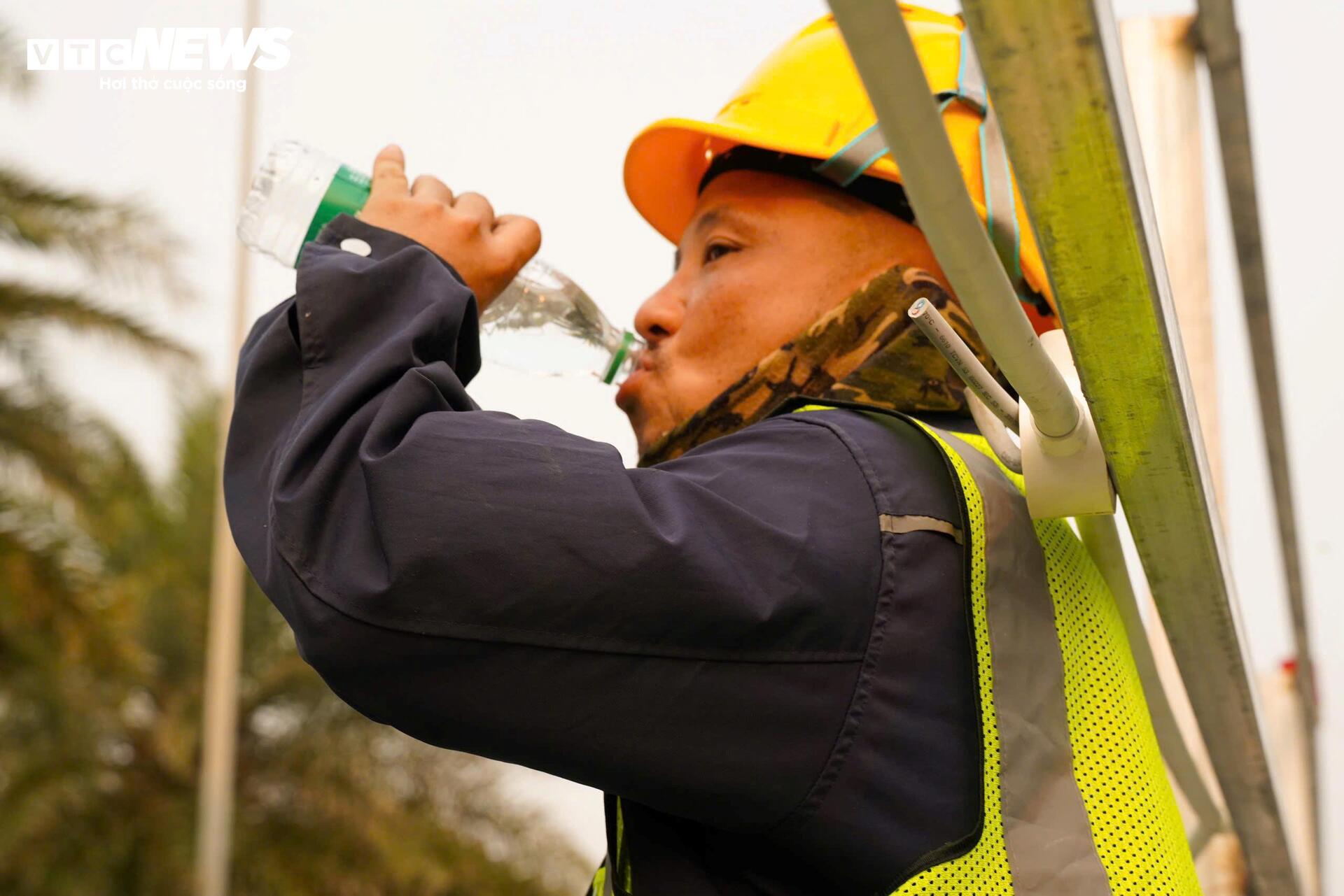 Người H&agrave; Nội đối ph&oacute; với nắng n&oacute;ng gay gắt đầu năm 2026 - Ảnh 8.