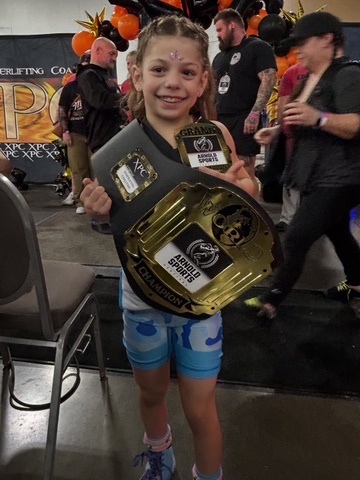 Bé gái 9 tuổi nâng mức tạ 82kg, gấp 3 lần trọng lượng cơ thể - Ảnh 2.