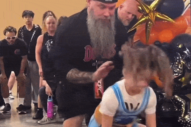 Bé gái 9 tuổi nâng mức tạ 82kg, gấp 3 lần trọng lượng cơ thể - Ảnh 1.