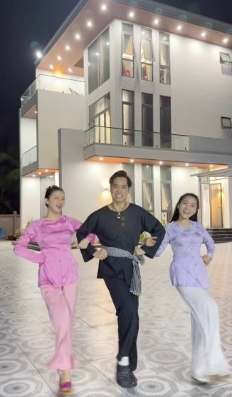 &ldquo;&Ocirc;ng ho&agrave;ng nhạc sến&rdquo; bịt mắt đ&aacute;nh đ&agrave;n cho 2 c&ocirc; g&aacute;i xinh đẹp h&aacute;t - Ảnh 1.