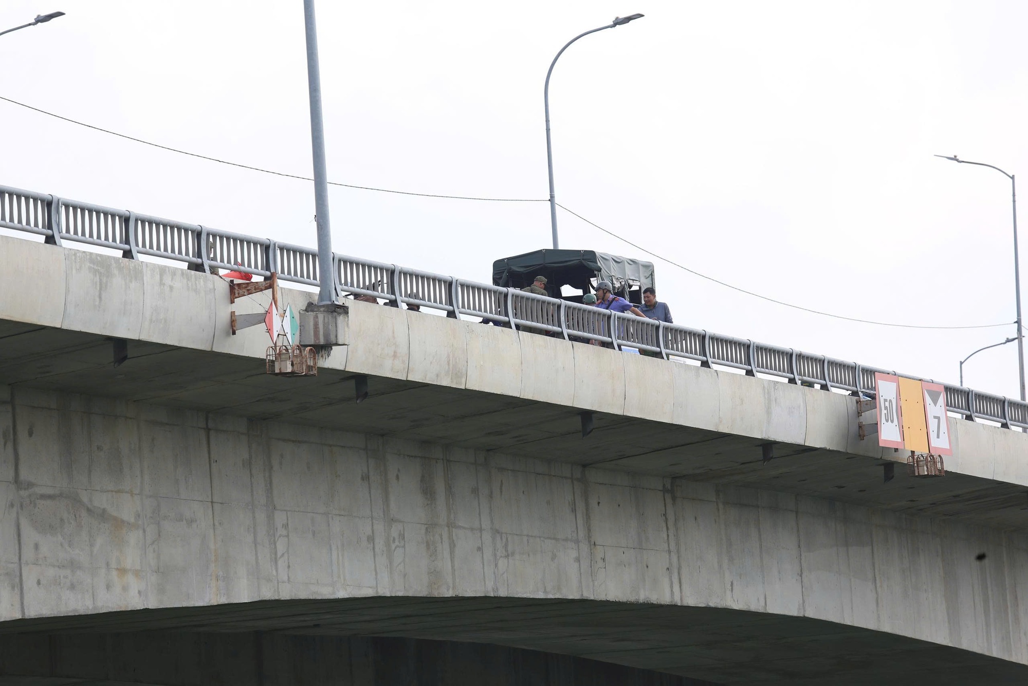 Người đ&agrave;n &ocirc;ng Cần Thơ nhảy cầu ở T&acirc;y Ninh , để lại xe m&aacute;y v&agrave; điện thọai - Ảnh 1.