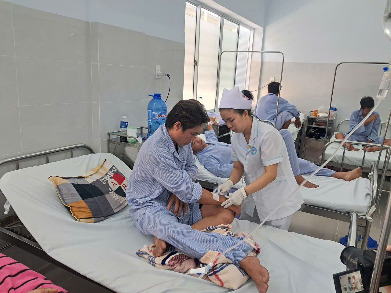 Vụ tai nạn xe kh&aacute;ch nghi&ecirc;m trọng tại B&agrave;u Trắng khiến 4 người tử vong , mất thắng ph&uacute;t ch&oacute;t - Ảnh 1.