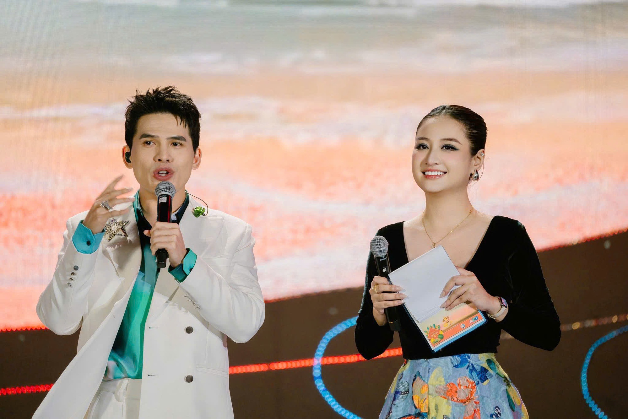 Á hậu Hải Vân – MC quen mặt trên VTV với học vấn ấn tượng tại Hoa hậu Văn Hoá Việt Nam 2026 - Ảnh 3. Á hậu Hải Vân – MC quen mặt trên VTV với học vấn ấn tượng tại Hoa hậu Văn Hoá Việt Nam 2026 - Ảnh 3.