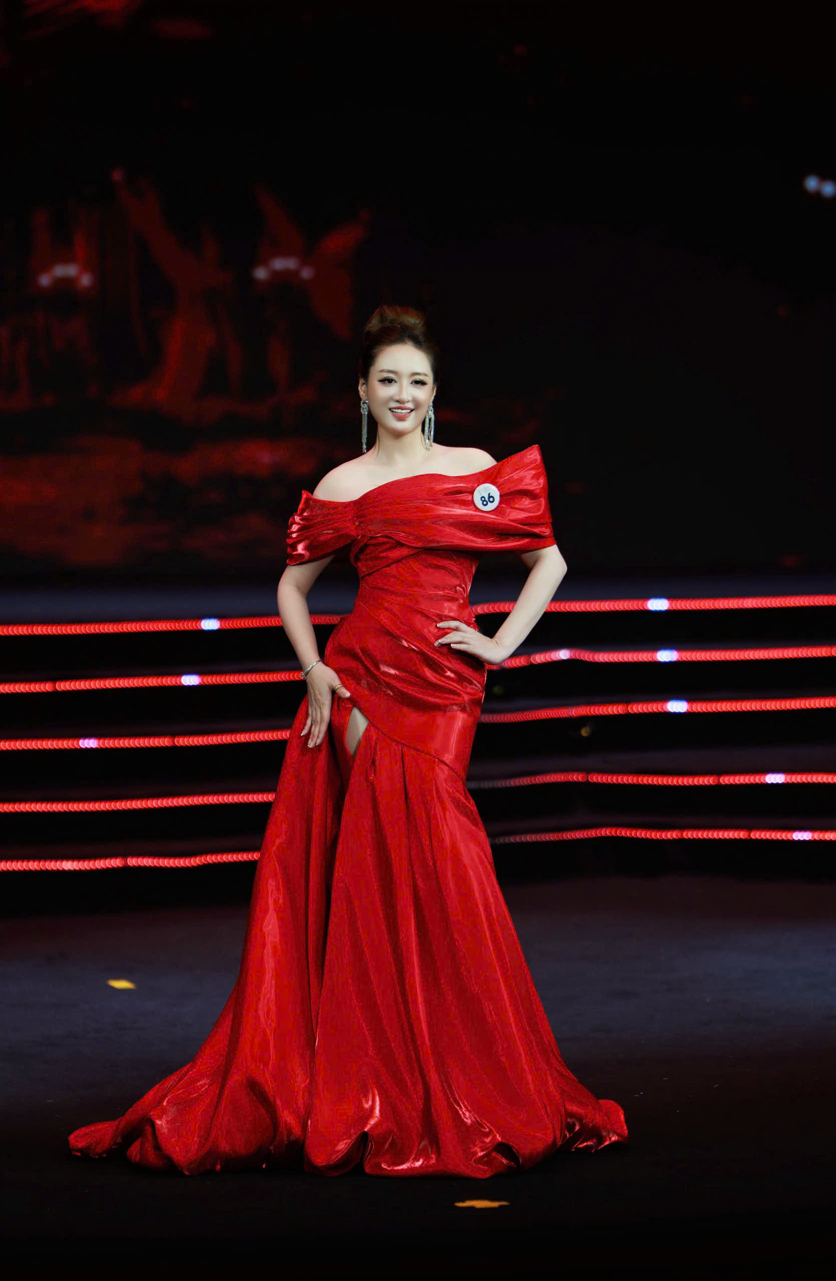 Á hậu Hải Vân – MC quen mặt trên VTV với học vấn ấn tượng tại Hoa hậu Văn Hoá Việt Nam 2026 - Ảnh 4. Á hậu Hải Vân – MC quen mặt trên VTV với học vấn ấn tượng tại Hoa hậu Văn Hoá Việt Nam 2026 - Ảnh 4.