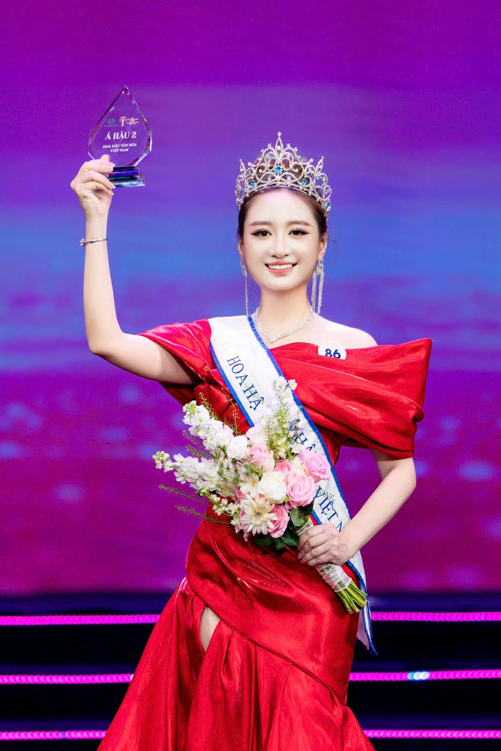 Á hậu Hải Vân – MC quen mặt trên VTV với học vấn ấn tượng tại Hoa hậu Văn Hoá Việt Nam 2026 - Ảnh 2. Á hậu Hải Vân – MC quen mặt trên VTV với học vấn ấn tượng tại Hoa hậu Văn Hoá Việt Nam 2026 - Ảnh 2.