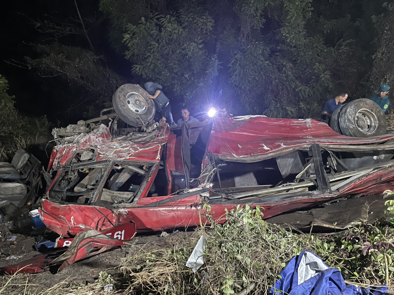 Vụ tai nạn xe kh&aacute;ch nghi&ecirc;m trọng tại B&agrave;u Trắng khiến 4 người tử vong , mất thắng ph&uacute;t ch&oacute;t - Ảnh 3.