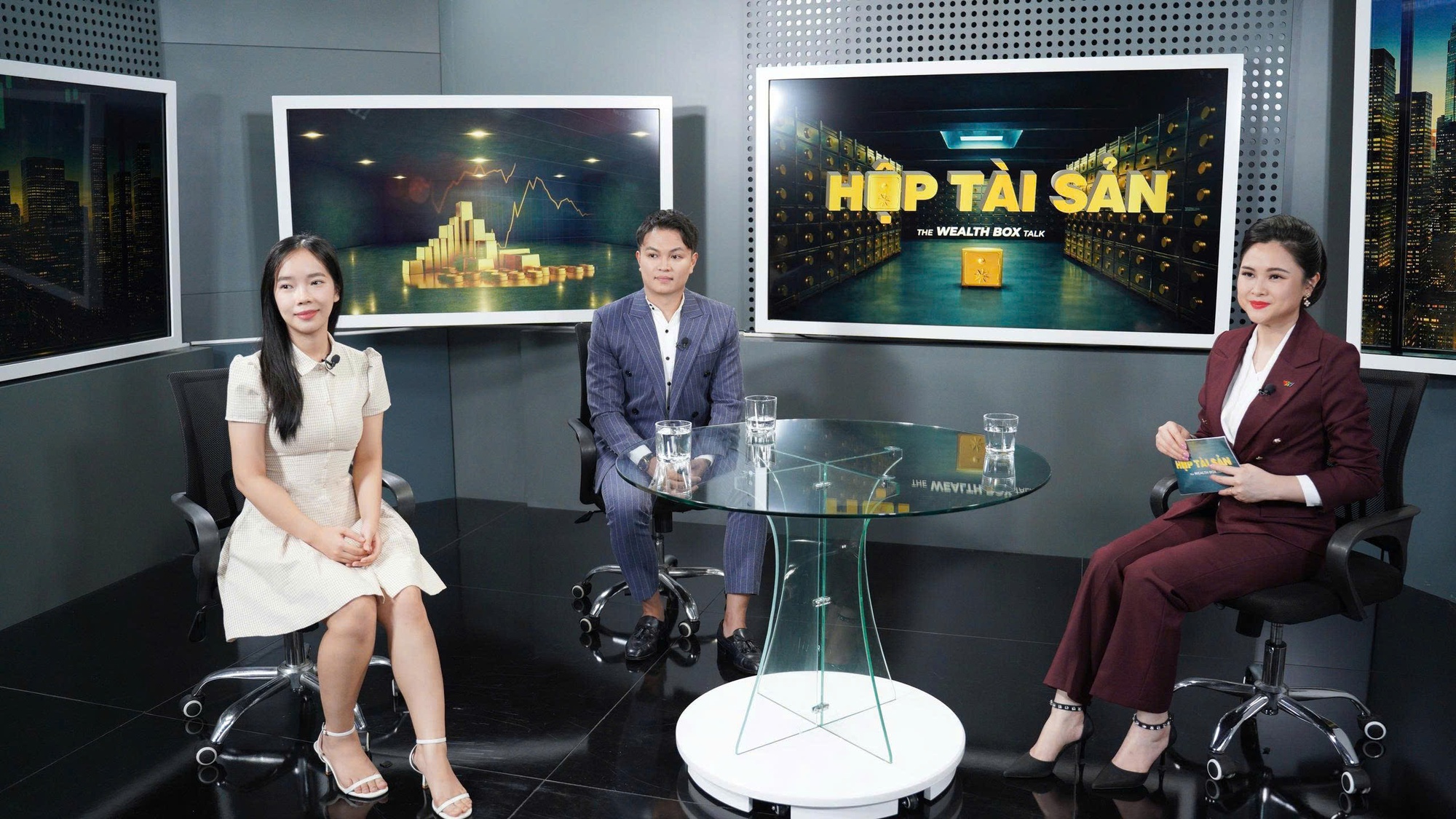 BTV Mùi Khánh Ly và giám đốc Hà Mạnh Tuấn nói về “giỏ tài chính” của Gen Z - Ảnh 1. BTV Mùi Khánh Ly và giám đốc Hà Mạnh Tuấn nói về “giỏ tài chính” của Gen Z - Ảnh 1.