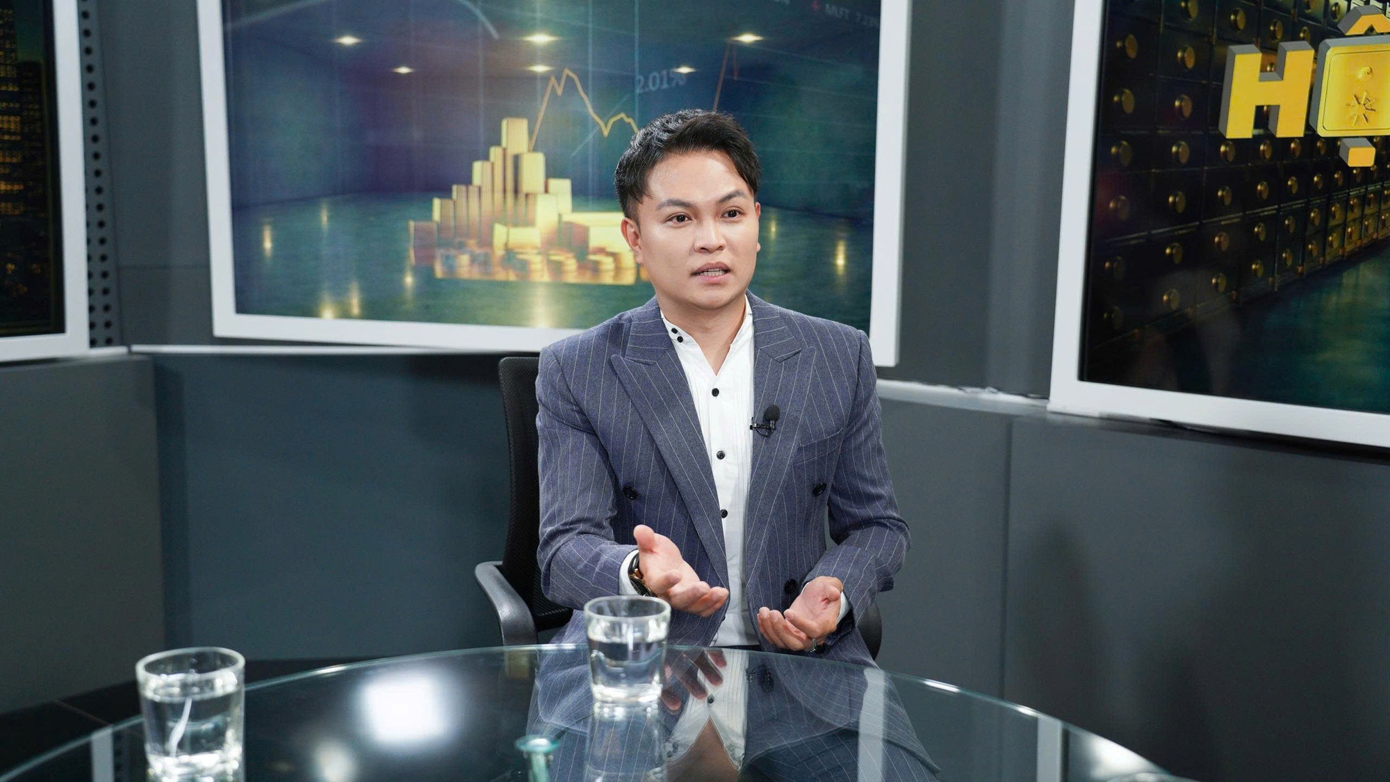 BTV Mùi Khánh Ly và giám đốc Hà Mạnh Tuấn nói về “giỏ tài chính” của Gen Z - Ảnh 3. BTV Mùi Khánh Ly và giám đốc Hà Mạnh Tuấn nói về “giỏ tài chính” của Gen Z - Ảnh 3.