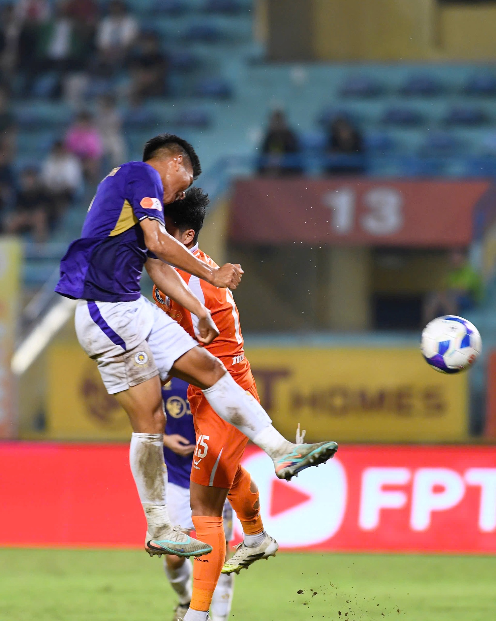 Xu&acirc;n Mạnh tỏa s&aacute;ng, H&agrave; Nội FC lọt tốp 3 V-League - Ảnh 1.