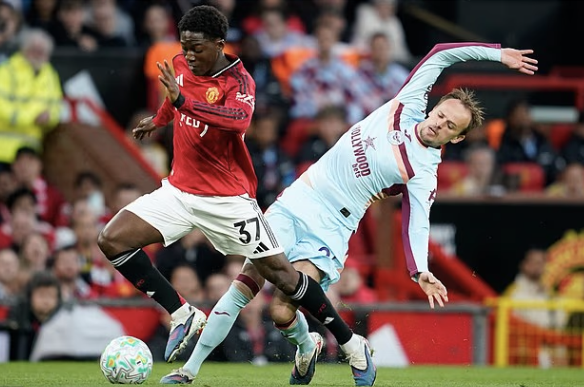 Kobbie Mainoo gia hạn 5 năm với Man United, lương tăng gấp 8 lần - Ảnh 4.
