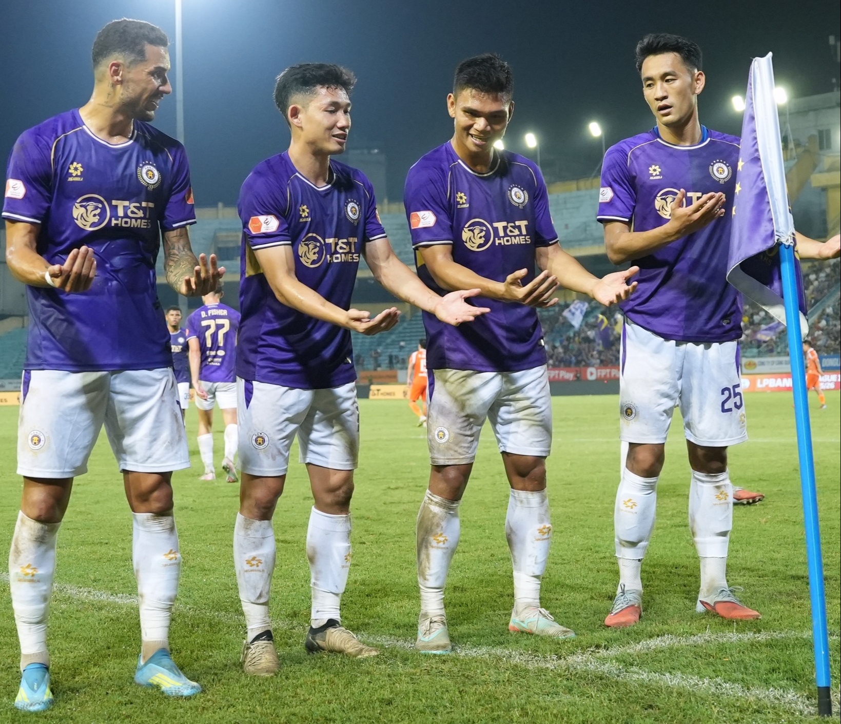 Xu&acirc;n Mạnh tỏa s&aacute;ng, H&agrave; Nội FC lọt tốp 3 V-League - Ảnh 4.