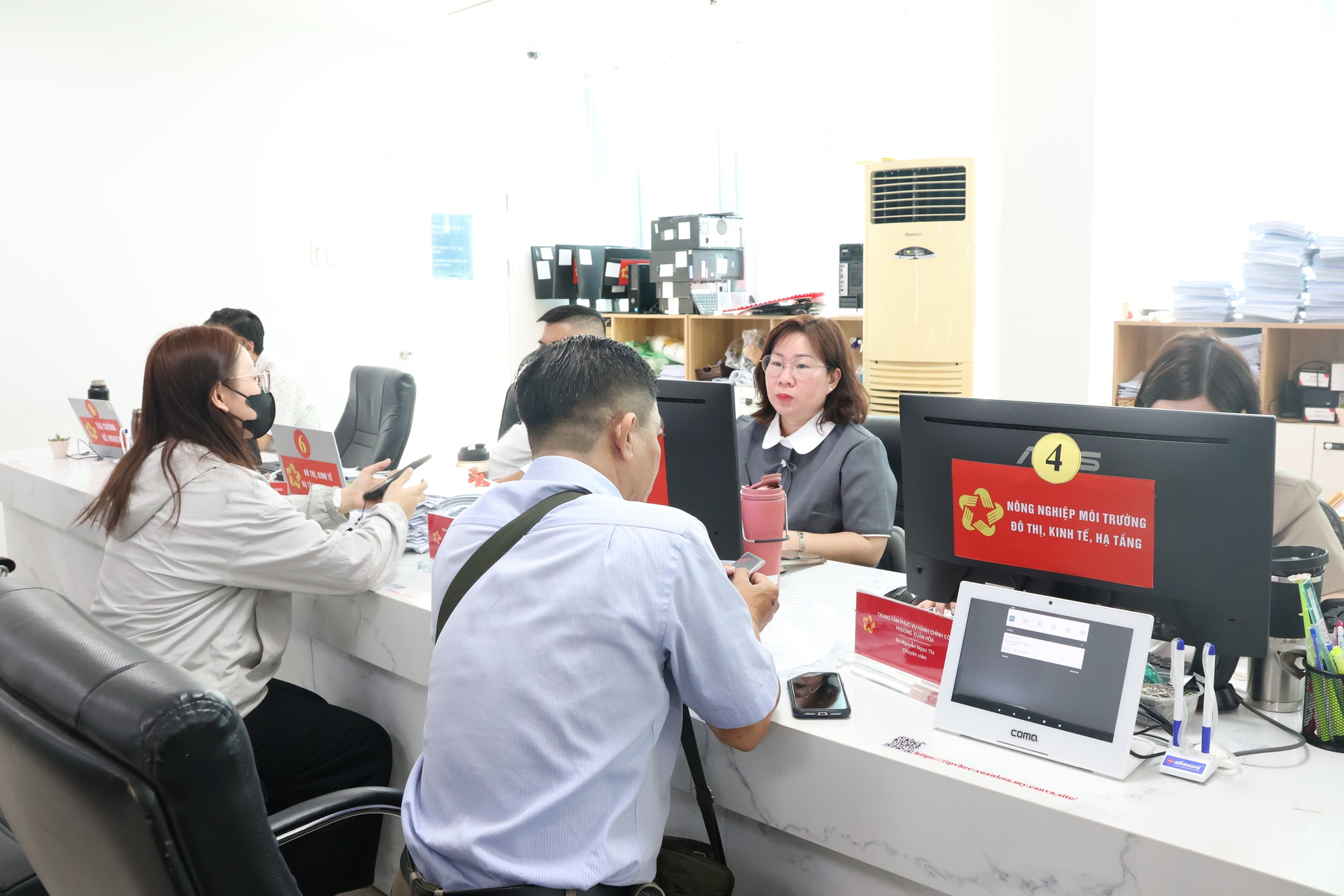 Từ 1-5: Ai c&oacute; quyền quyết định cho c&aacute;n bộ TPHCM đi nước ngo&agrave;i? - Ảnh 1.