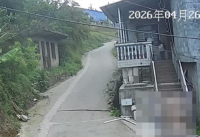 Chi tiết bất thường ở nhà hàng xóm khiến người đàn ông vội gọi cảnh sát: Sự thật khiến ai cũng rùng mình - Ảnh 1.