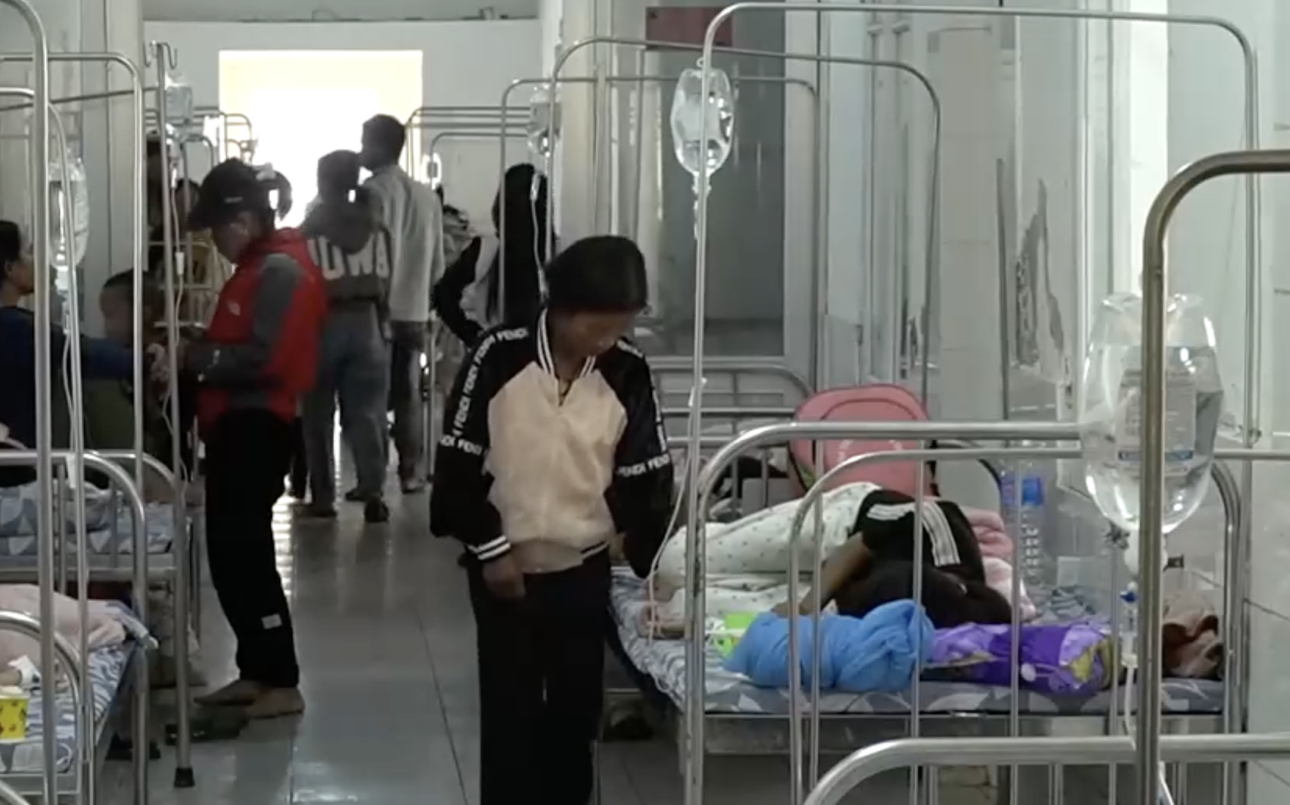46 người nhập viện nghi ngộ độc sau khi ăn bánh mì - Ảnh 1.