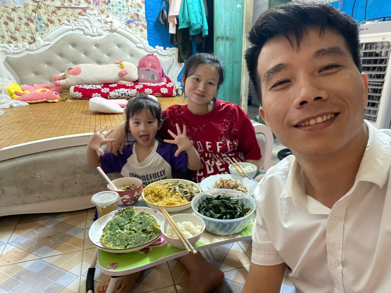 T&agrave;i xế taxi ở H&agrave; Nội l&ecirc;n b&aacute;o H&agrave;n: L&yacute; do phải đưa con g&aacute;i 5 tuổi đi l&agrave;m c&ugrave;ng v&agrave; gia cảnh ph&iacute;a sau- Ảnh 2.