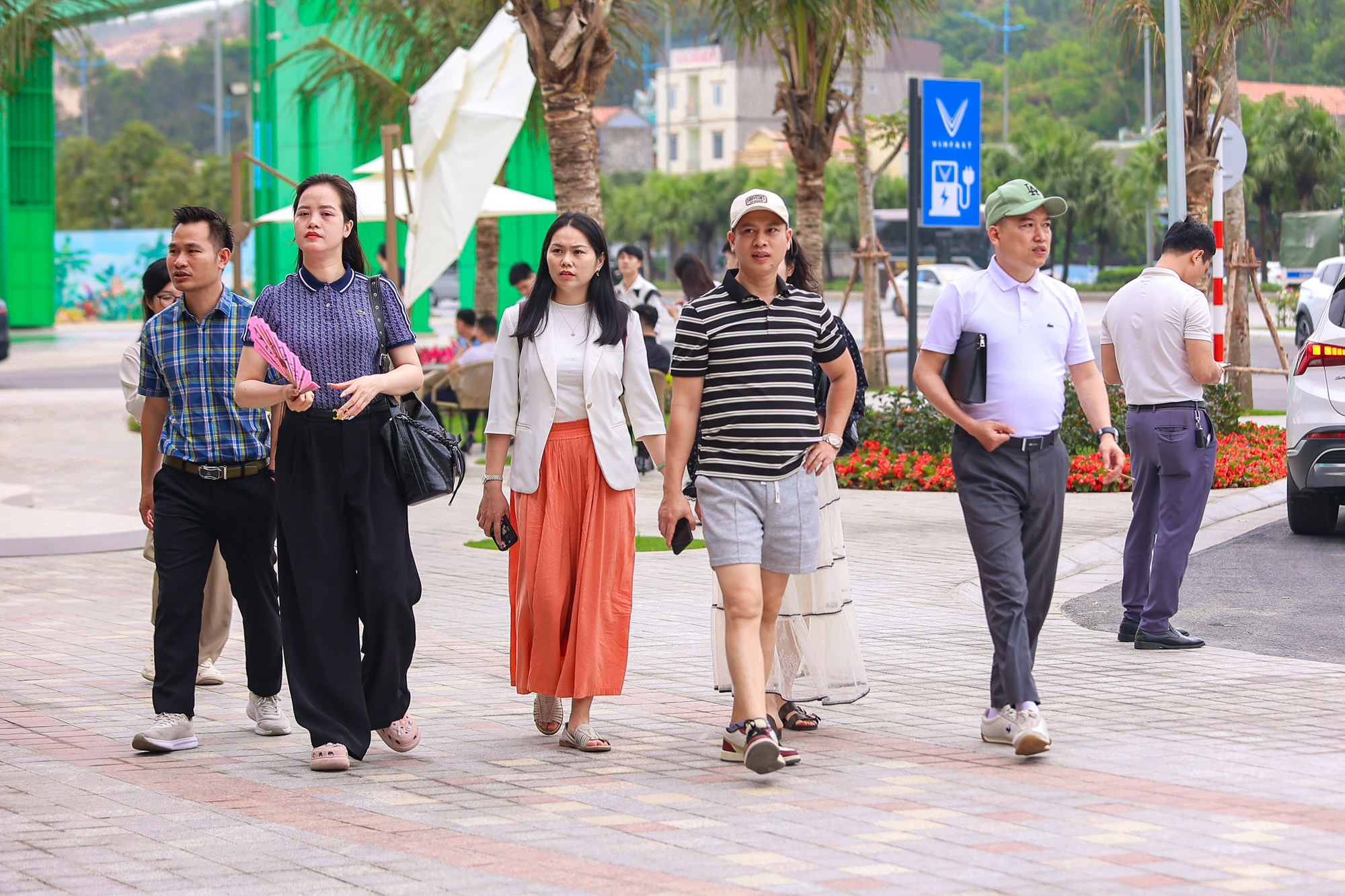 Nh&agrave; đầu tư nườm nượp đổ về nơi c&oacute; &ldquo;si&ecirc;u đ&ocirc; thị 18 tỷ USD&rdquo; của Vinhomes: Kh&aacute;ch sạn k&iacute;n ph&ograve;ng, nh&agrave; h&agrave;ng k&iacute;n chỗ- Ảnh 14.