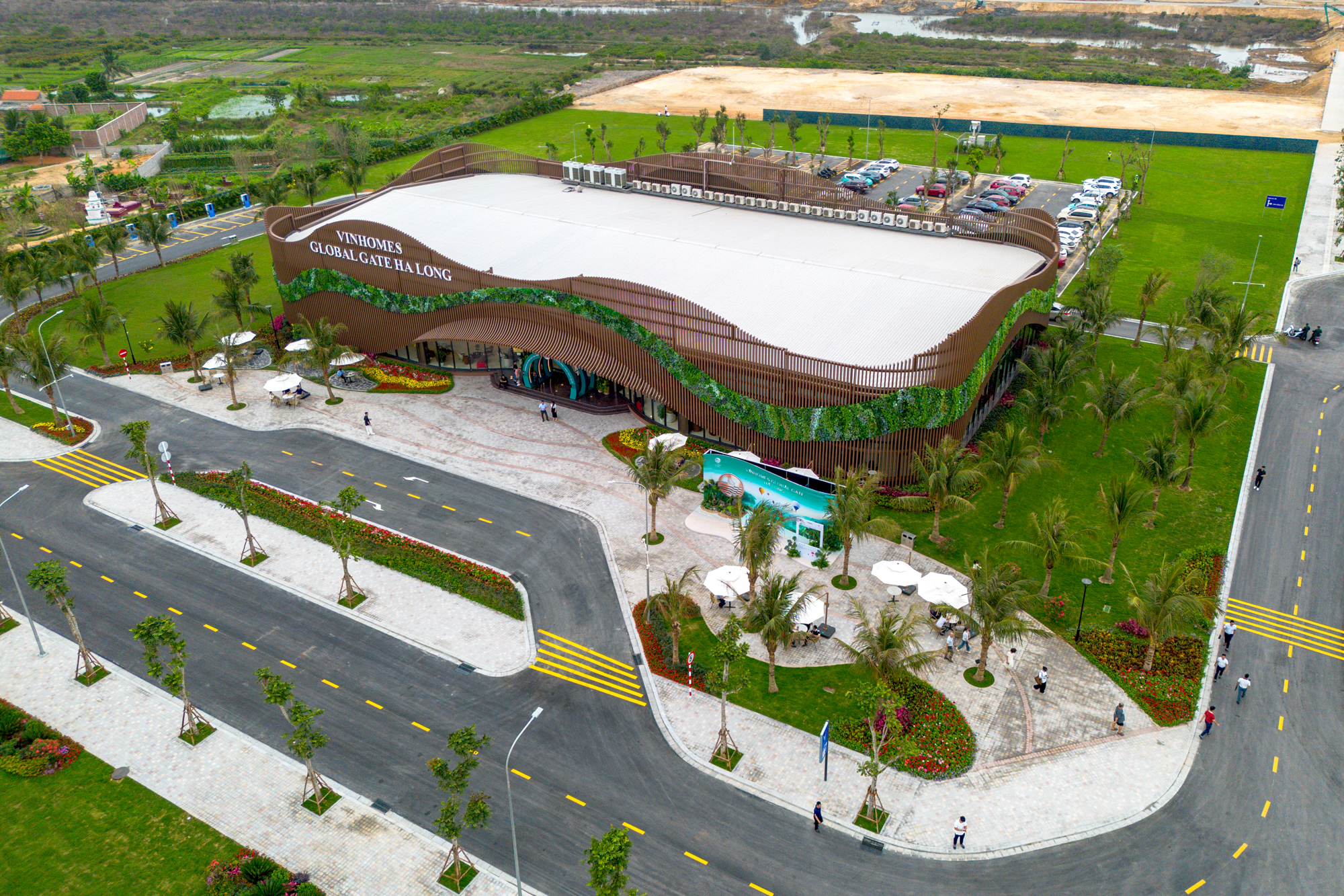 Nh&agrave; đầu tư nườm nượp đổ về nơi c&oacute; &ldquo;si&ecirc;u đ&ocirc; thị 18 tỷ USD&rdquo; của Vinhomes: Kh&aacute;ch sạn k&iacute;n ph&ograve;ng, nh&agrave; h&agrave;ng k&iacute;n chỗ- Ảnh 4.