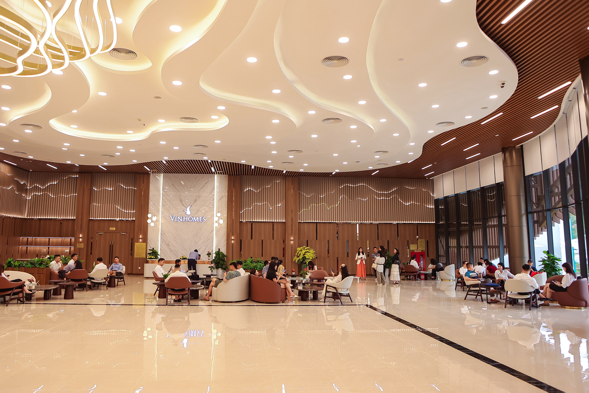 Nh&agrave; đầu tư nườm nượp đổ về nơi c&oacute; &ldquo;si&ecirc;u đ&ocirc; thị 18 tỷ USD&rdquo; của Vinhomes: Kh&aacute;ch sạn k&iacute;n ph&ograve;ng, nh&agrave; h&agrave;ng k&iacute;n chỗ- Ảnh 7.
