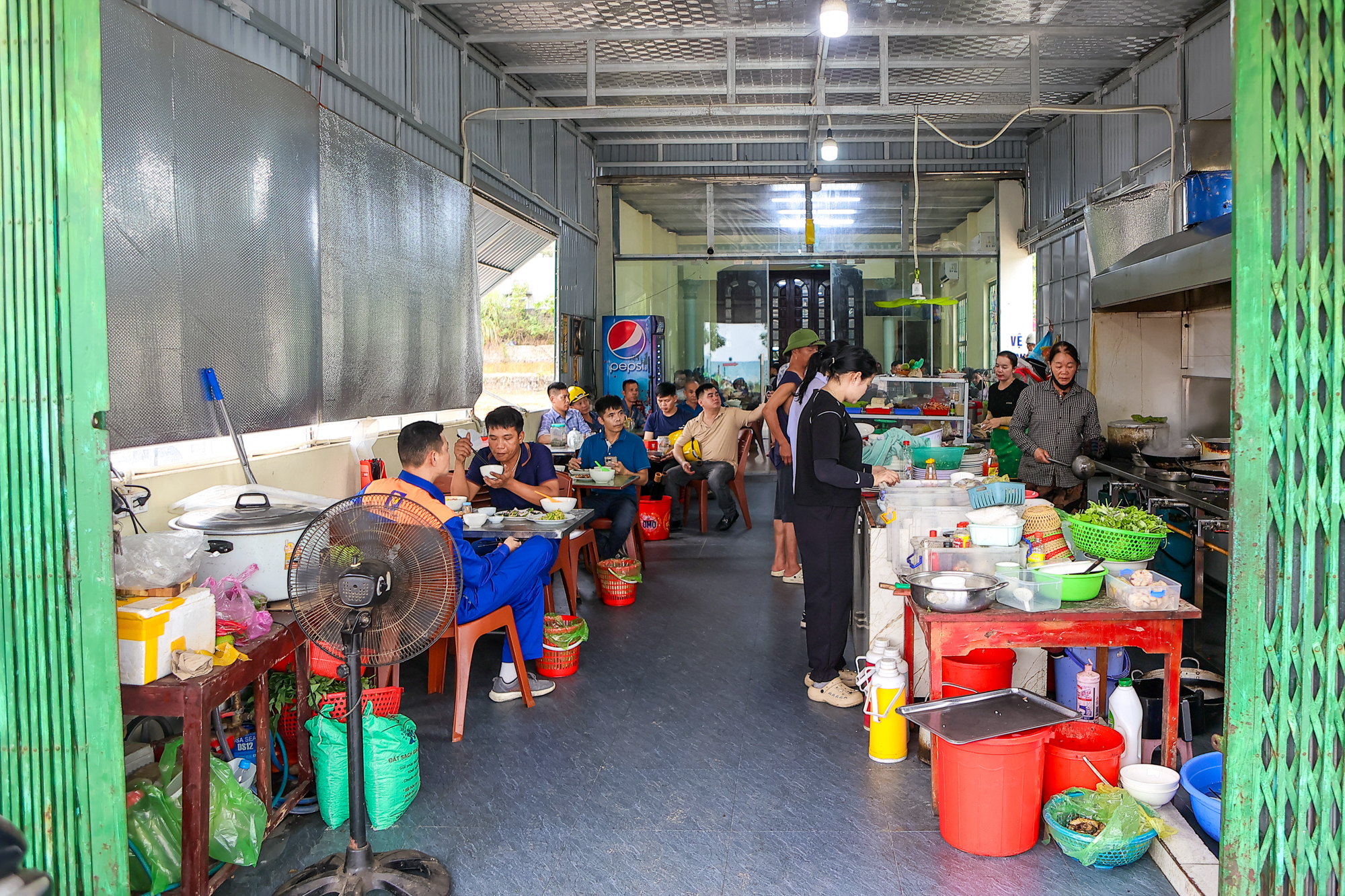 Nh&agrave; đầu tư nườm nượp đổ về nơi c&oacute; &ldquo;si&ecirc;u đ&ocirc; thị 18 tỷ USD&rdquo; của Vinhomes: Kh&aacute;ch sạn k&iacute;n ph&ograve;ng, nh&agrave; h&agrave;ng k&iacute;n chỗ- Ảnh 8.