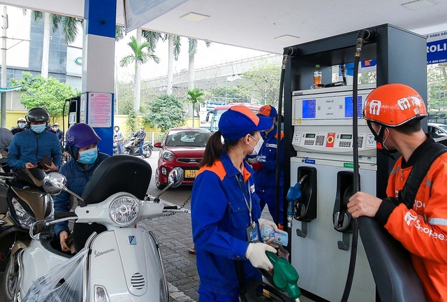 Tin vui: Xăng dầu ch&iacute;nh thức nhận 'đặc quyền' tới hết th&aacute;ng 6 - Ảnh 1.