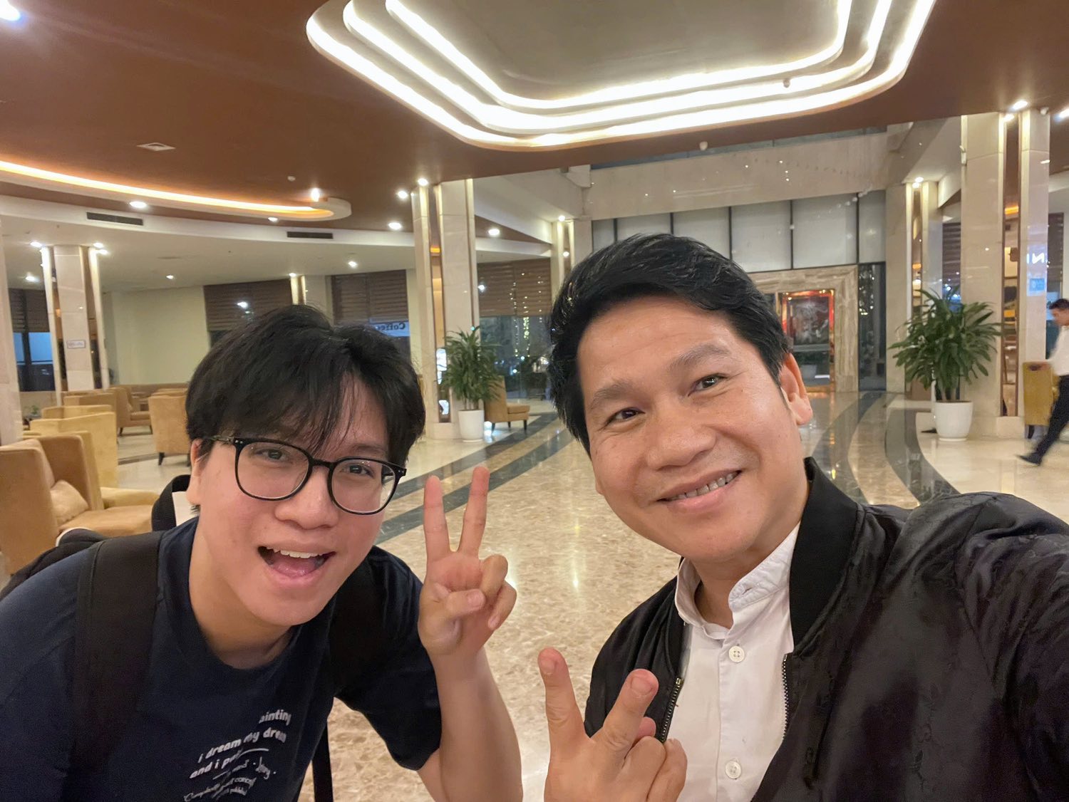 Con trai "&ocirc;ng ho&agrave;ng nhạc đỏ" đi học về l&agrave; phải đi l&agrave;m, được bố nhắn nhủ: "Mệt cũng phải cố" - Ảnh 3.