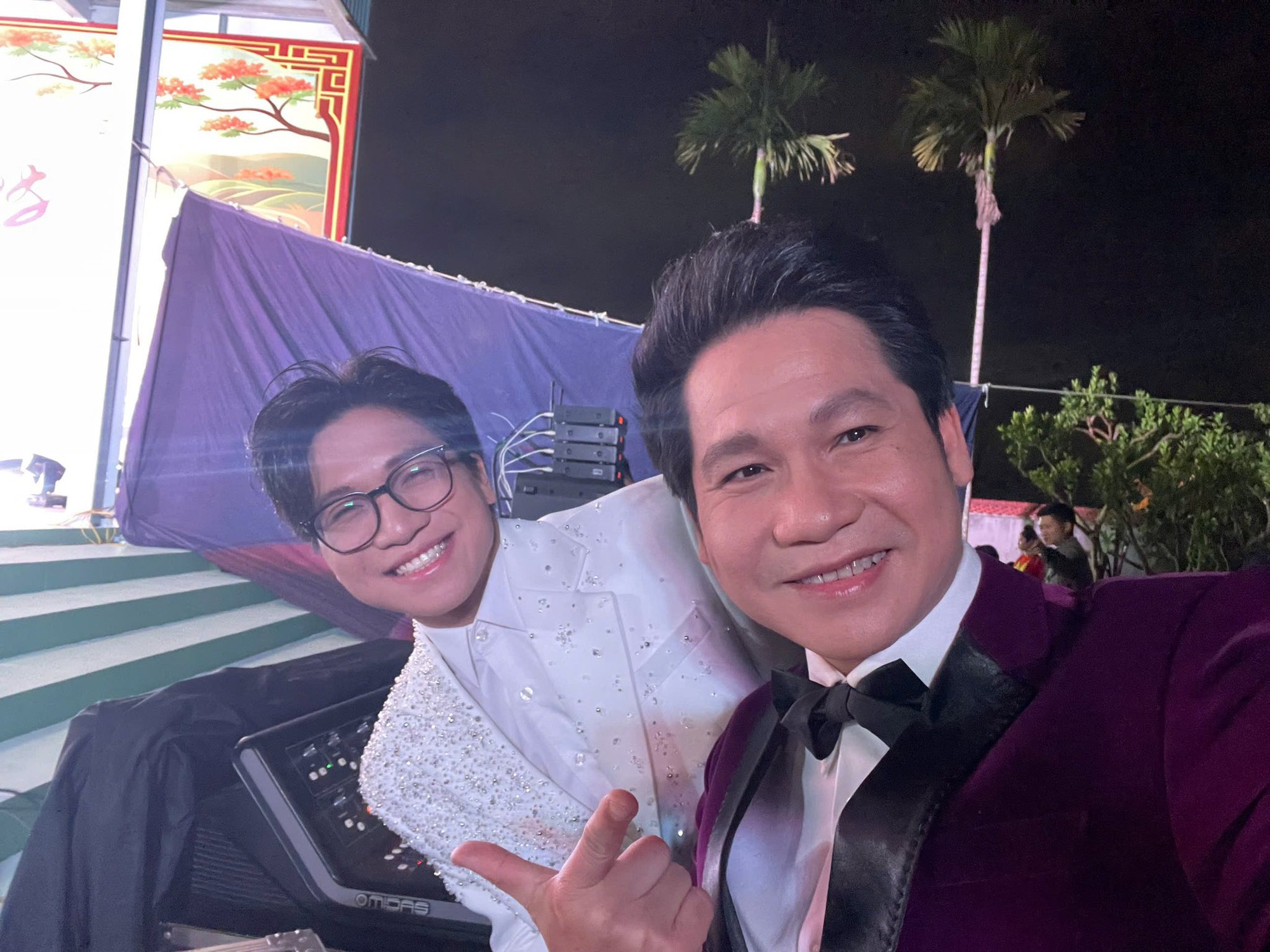 Con trai "&ocirc;ng ho&agrave;ng nhạc đỏ" đi học về l&agrave; phải đi l&agrave;m, được bố nhắn nhủ: "Mệt cũng phải cố" - Ảnh 2.