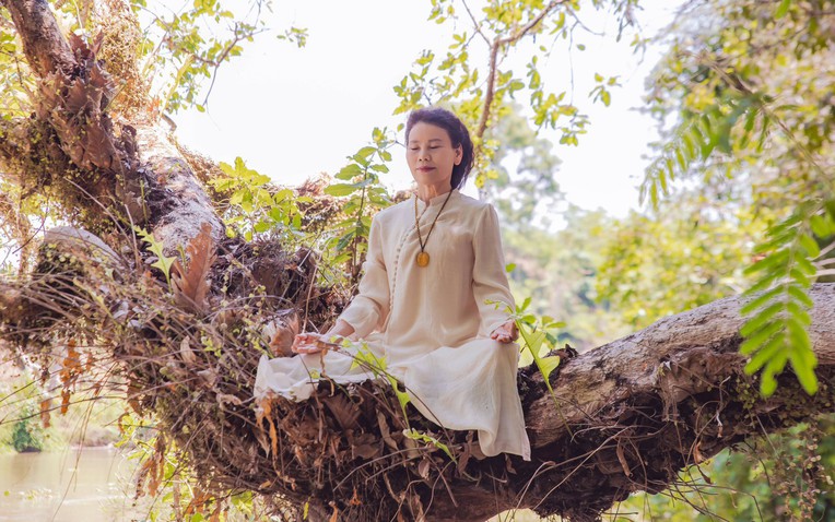 Mẹ ruột "nữ ho&agrave;ng" showbiz Việt đăng ảnh ngồi thiền tr&ecirc;n c&acirc;y, n&oacute;i thẳng l&yacute; do tu tập vẫn n&oacute;ng giận - Ảnh 1.