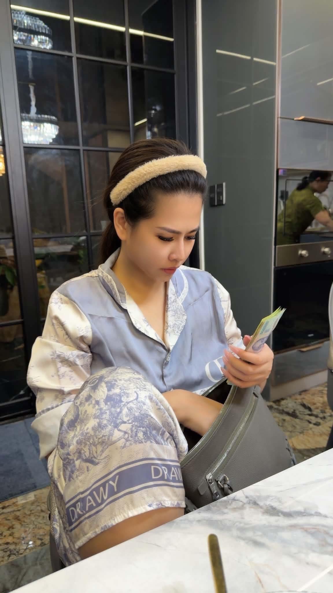 Nam ca sĩ Việt đ&igrave;nh đ&aacute;m một thời đi h&aacute;t về khuya vợ vẫn đợi, thu sạch tiền "kh&ocirc;ng s&oacute;t một cắc" - Ảnh 1.