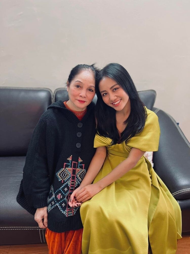 Nữ Đại t&aacute; l&agrave; NSND đ&igrave;nh đ&aacute;m: Mẹ Văn Mai Hương đến gặp t&ocirc;i bảo "n&oacute; sợ b&agrave; qu&aacute;" - Ảnh 2.