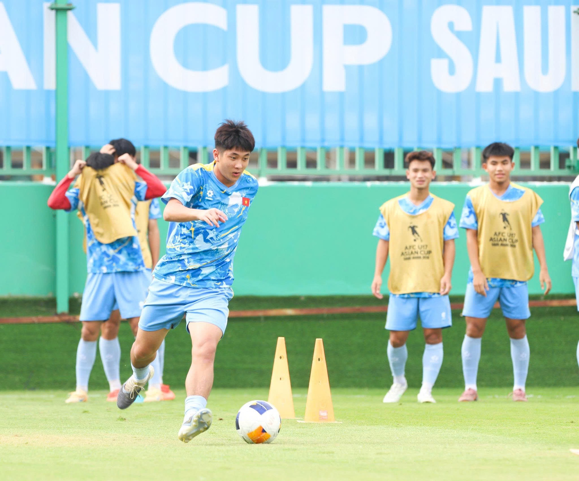 B&oacute;ng đ&aacute; trẻ Việt Nam trước ngưỡng cửa World Cup - Ảnh 1.