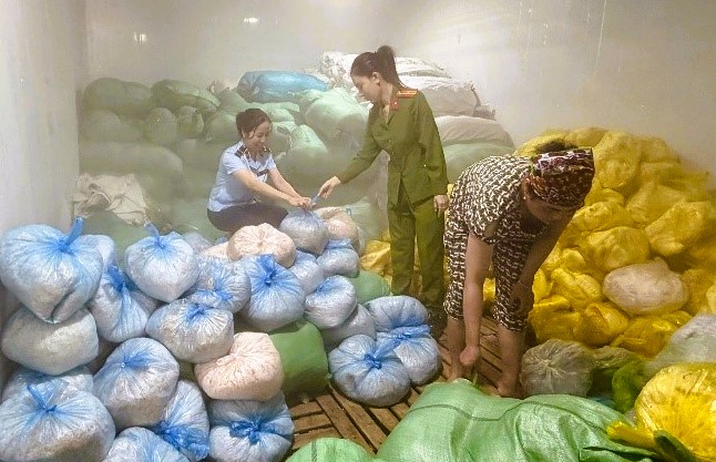 Ph&aacute;t hiện 14 tấn b&igrave; heo kh&ocirc;ng r&otilde; nguồn gốc xuất xứ - Ảnh 1.