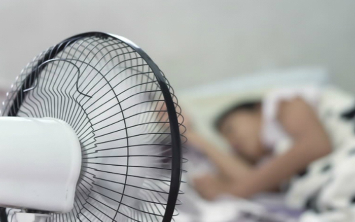 Bật quạt quay hay đứng yên thì tốn điện hơn? Nhà sản xuất đưa câu trả lời - Ảnh 1.