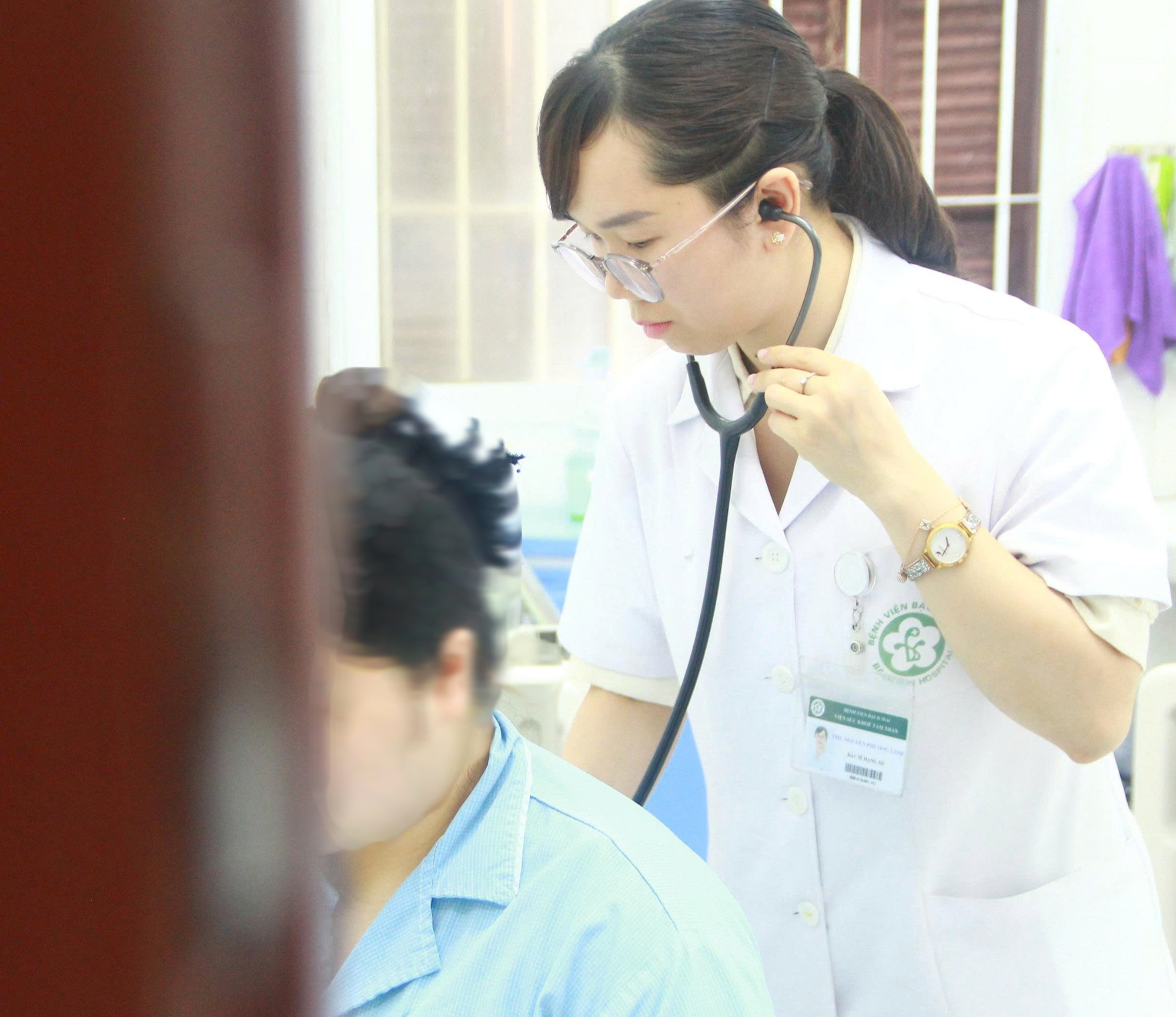 Người mẹ trẻ ôm con ra ban công sau nhiều tuần trầm cảm sau sinh - Ảnh 1.