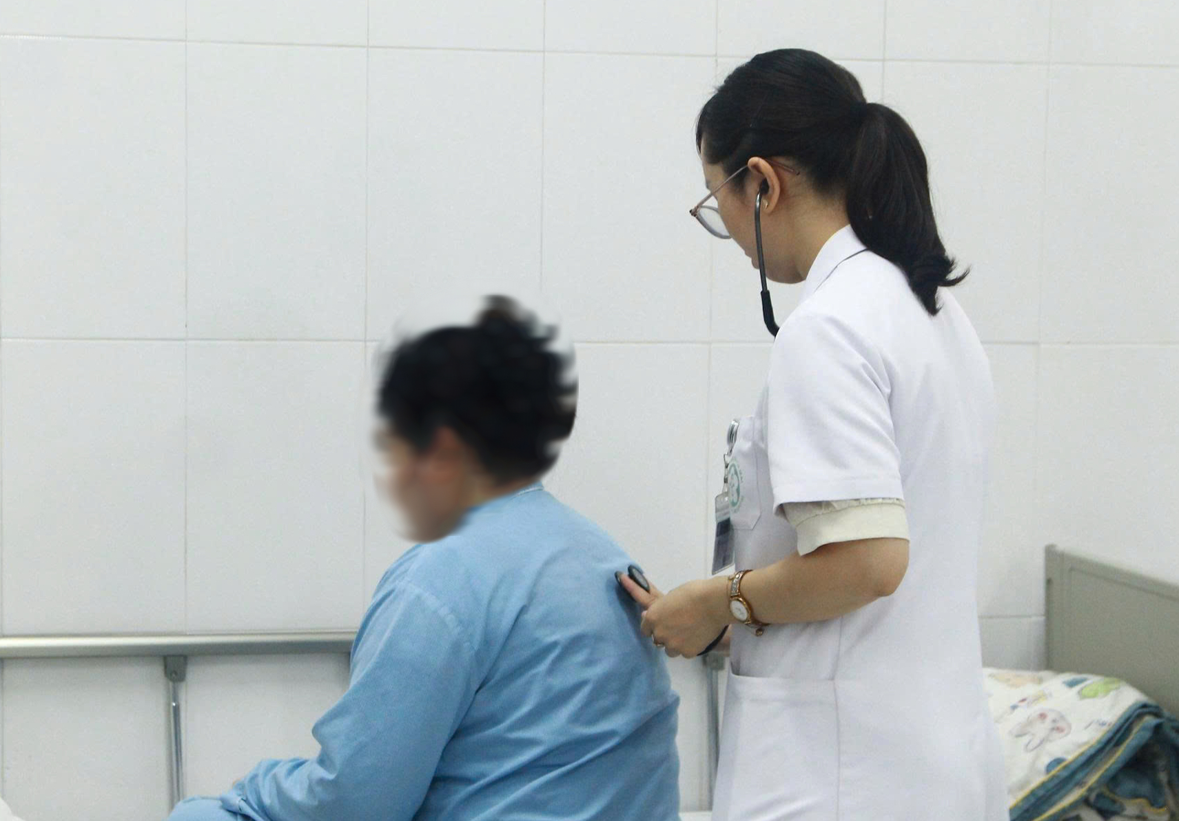 Người mẹ trẻ ôm con ra ban công sau nhiều tuần trầm cảm sau sinh - Ảnh 2.
