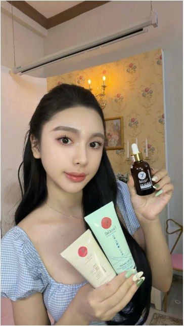 MC chia sẻ b&iacute; quyết chăm s&oacute;c mụn khi thường xuy&ecirc;n l&ecirc;n h&igrave;nh - Ảnh 1.