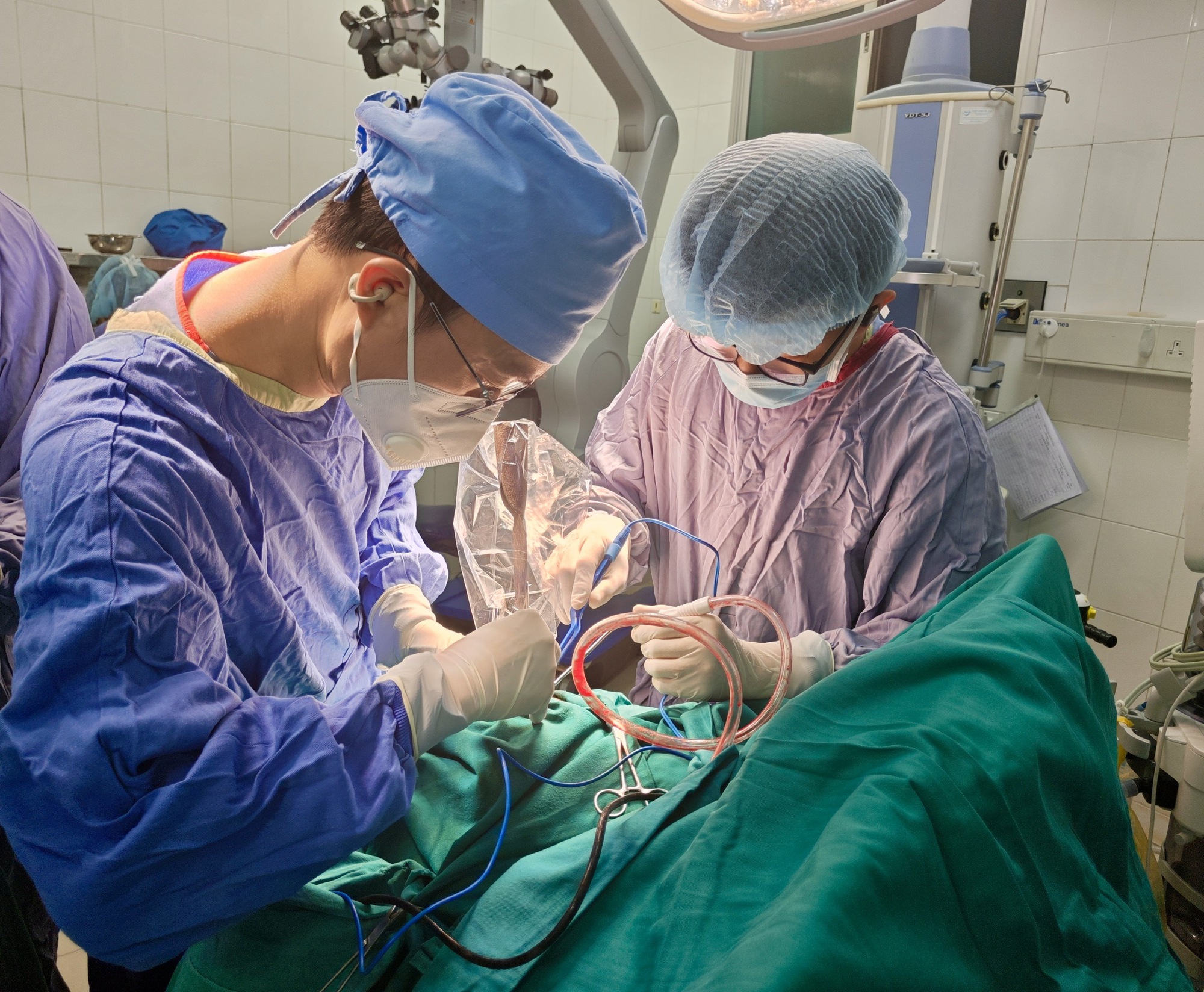 Chơi đ&ugrave;a c&ugrave;ng anh trai, b&eacute; 11 tuổi bị dao cắm v&agrave;o đầu - Ảnh 2.
