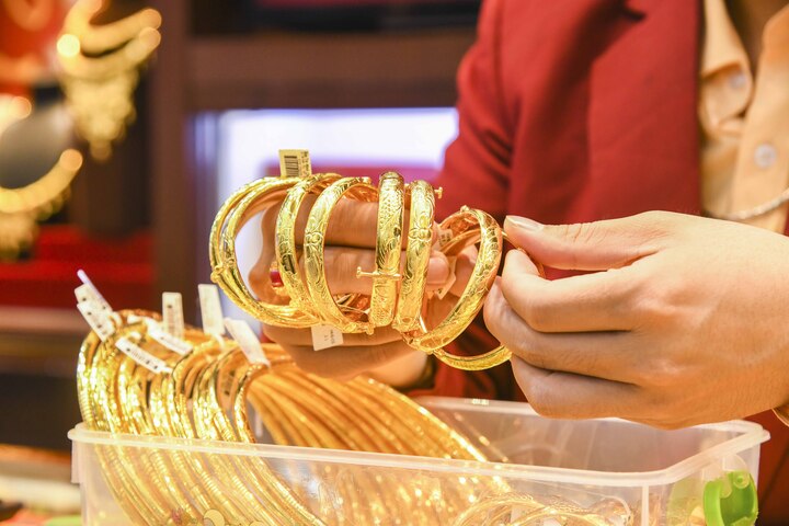 Gi&aacute; v&agrave;ng h&ocirc;m nay 11/5: Quay đầu giảm, mất mốc 4.700 USD/ounce - Ảnh 1.